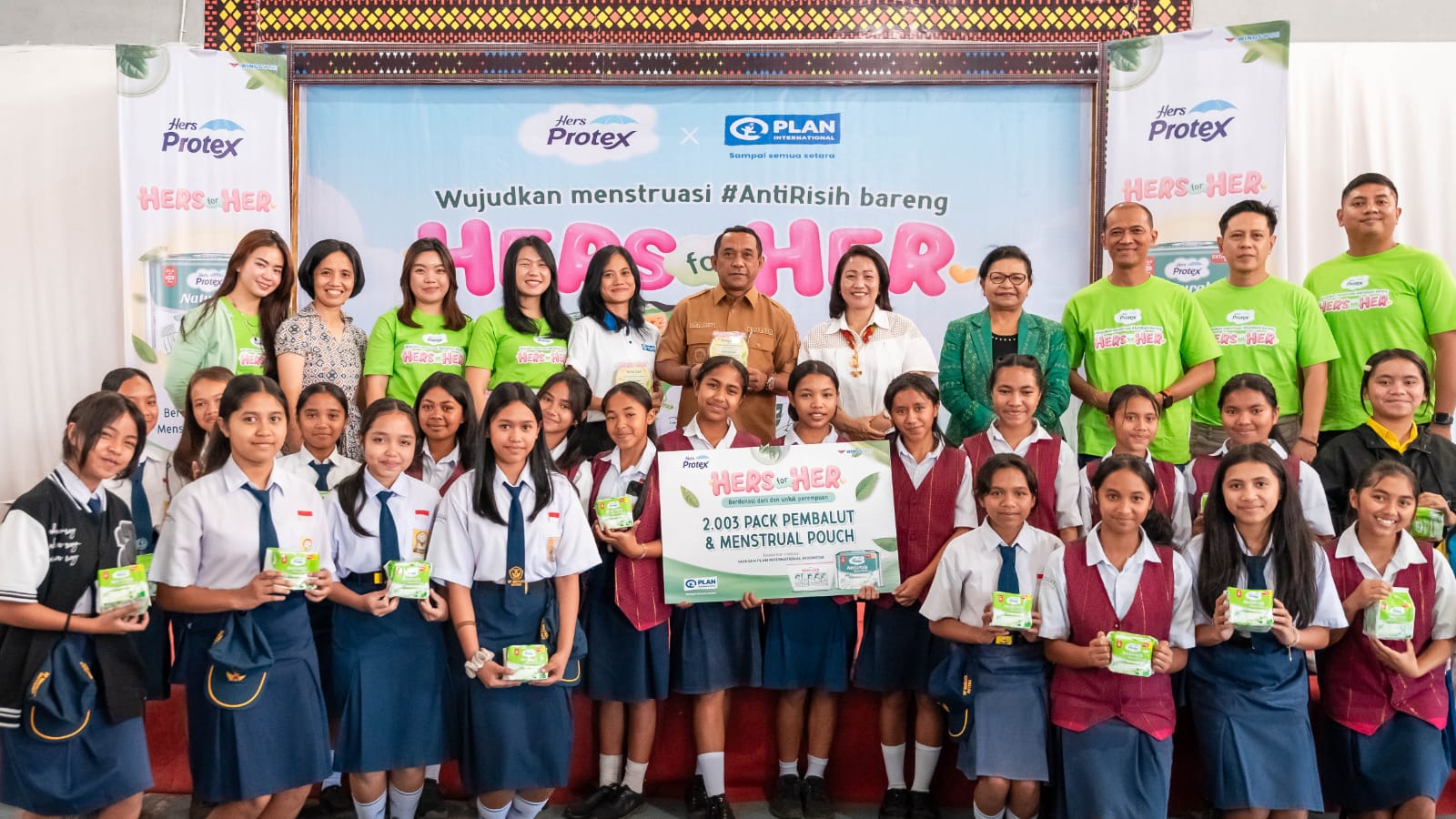 Memperingati Hari Kebersihan Menstruasi, Hers Protex Donasikan 2.003 Pack Pembalut dan Edukasi Kesehatan Menstruasi di NTT