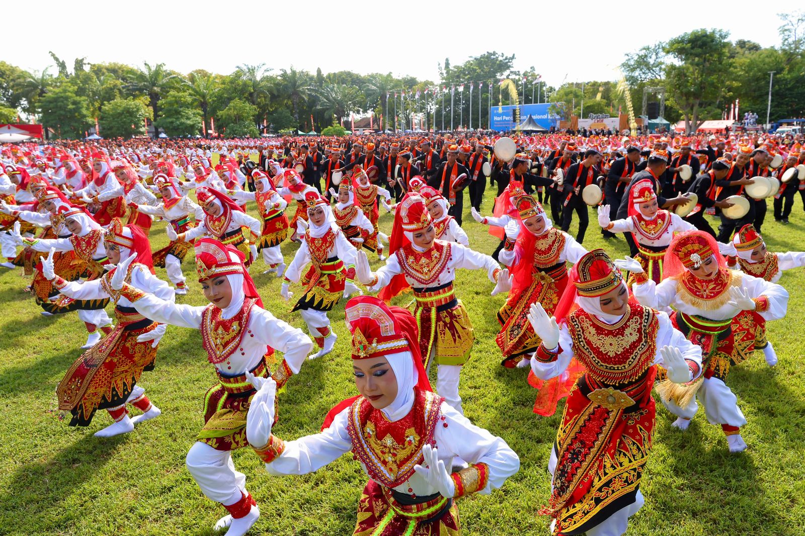 Bukan Sekadar Upacara! Hardiknas Banyuwangi Jadi Pesta Rakyat, Seni & Pendidikan Menyatu